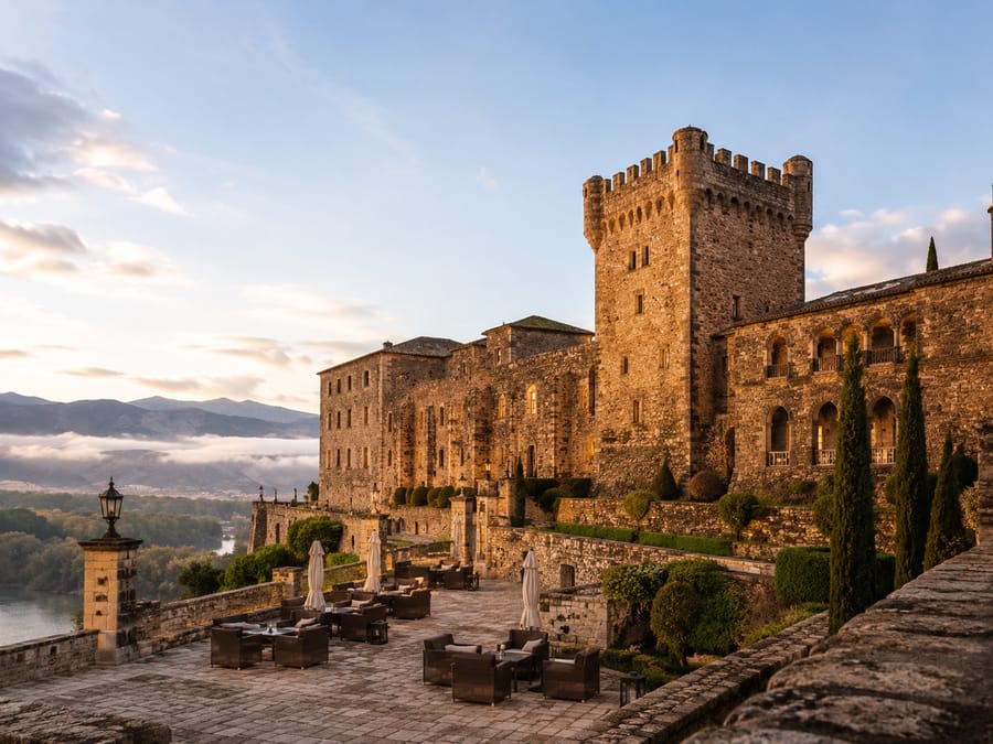 Castillo histórico convertido en hotel con terraza al amanecer